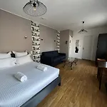 Contact Les Montois 2*