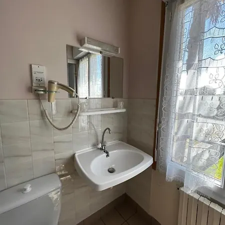 Contact Les Montois 2*