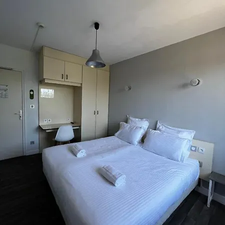 Les Montois Hotel Céaux