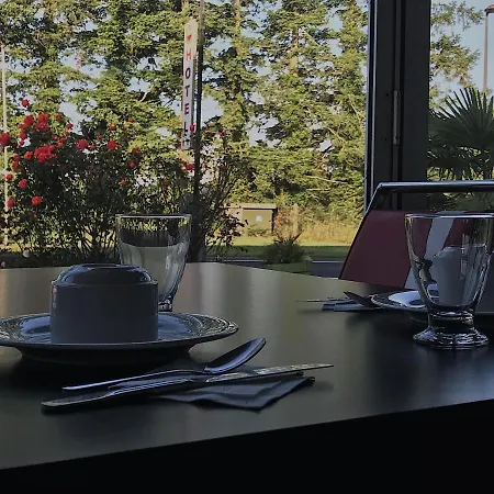 Contact Les Montois Отель 2*