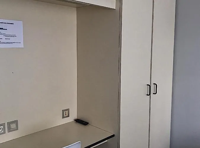 Contact Les Montois Отель Со