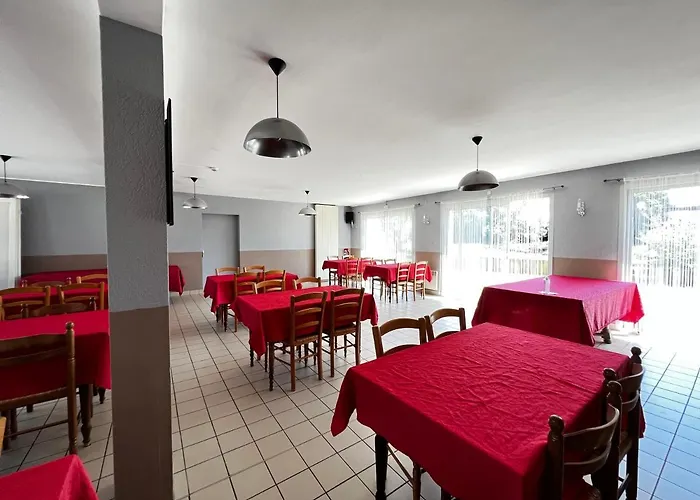 Contact Les Montois Отель 2*