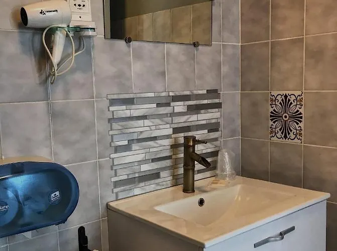 Contact Les Montois Отель