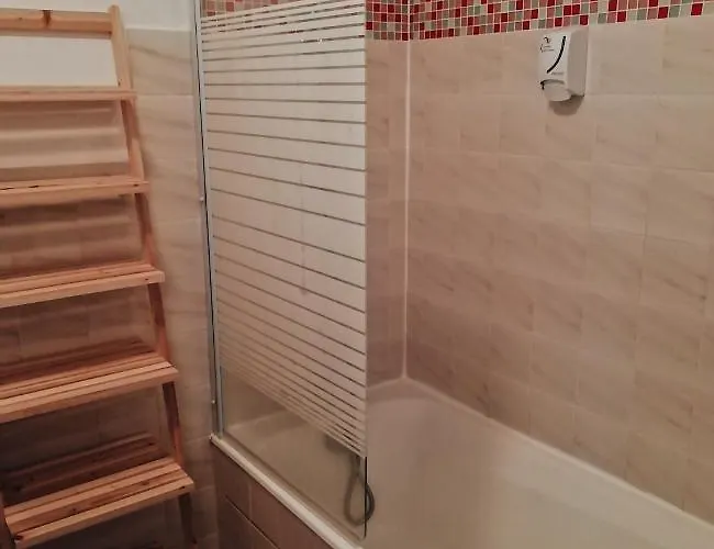 Contact Les Montois 2*