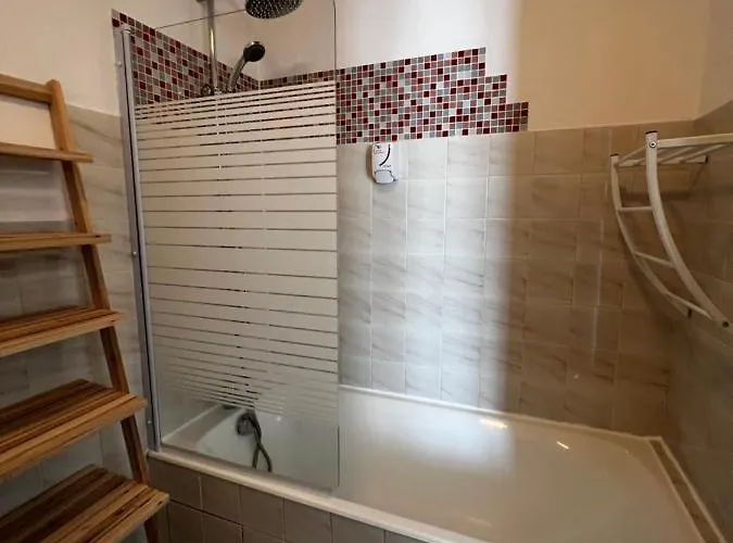 Contact Les Montois Отель 2*