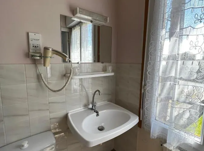 Contact Les Montois 2*