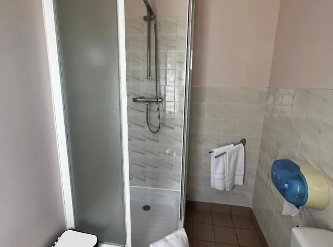 Contact Les Montois Отель 2*