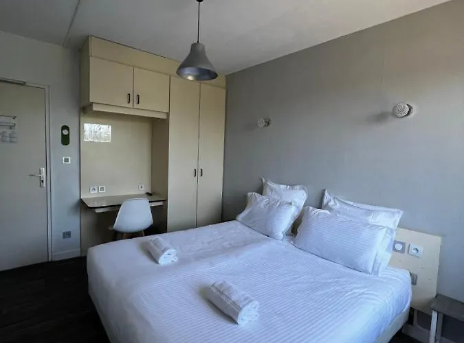 Contact Les Montois Отель Со