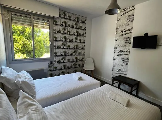 Contact Les Montois Отель