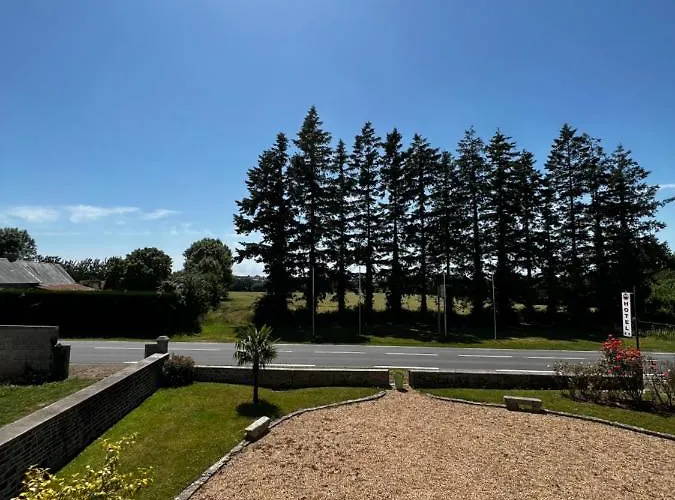 Отель Contact Les Montois 2*