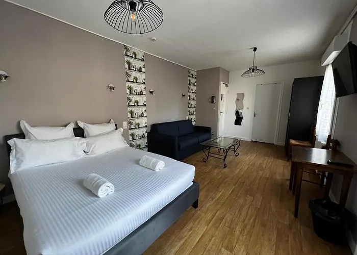 Contact Les Montois 2*