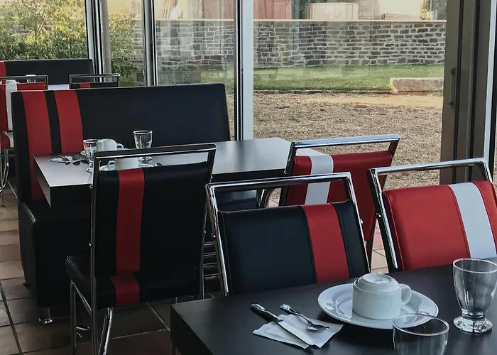 Отель Contact Les Montois