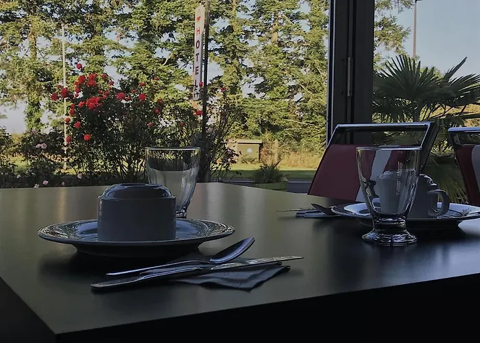 Contact Les Montois Отель 2*