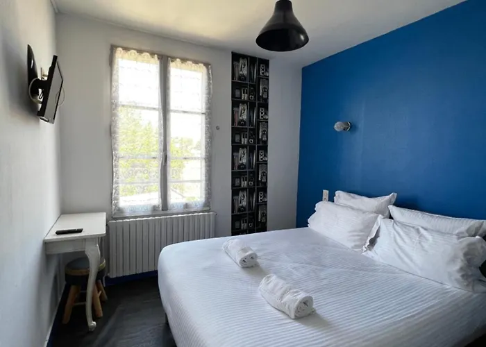 Отель Contact Les Montois