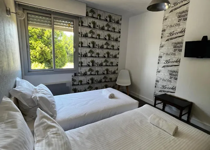 Contact Les Montois Отель 2*